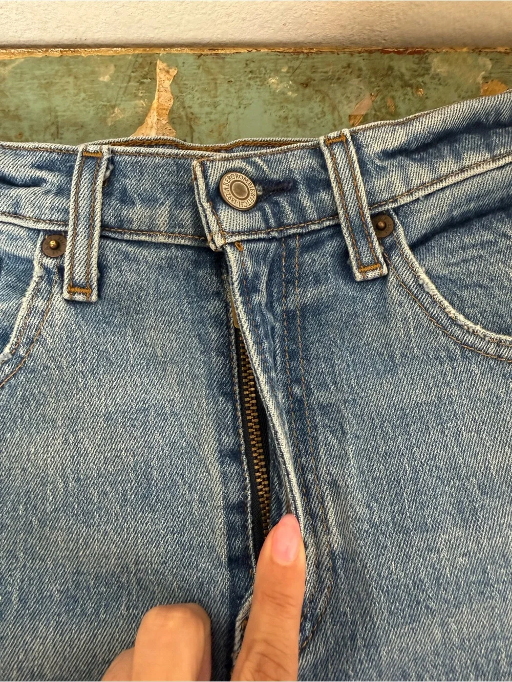 Abercrombie & Fitch CURVE LOVE Ultra High Rise 90s Straight Cut Off Shorts 25S
